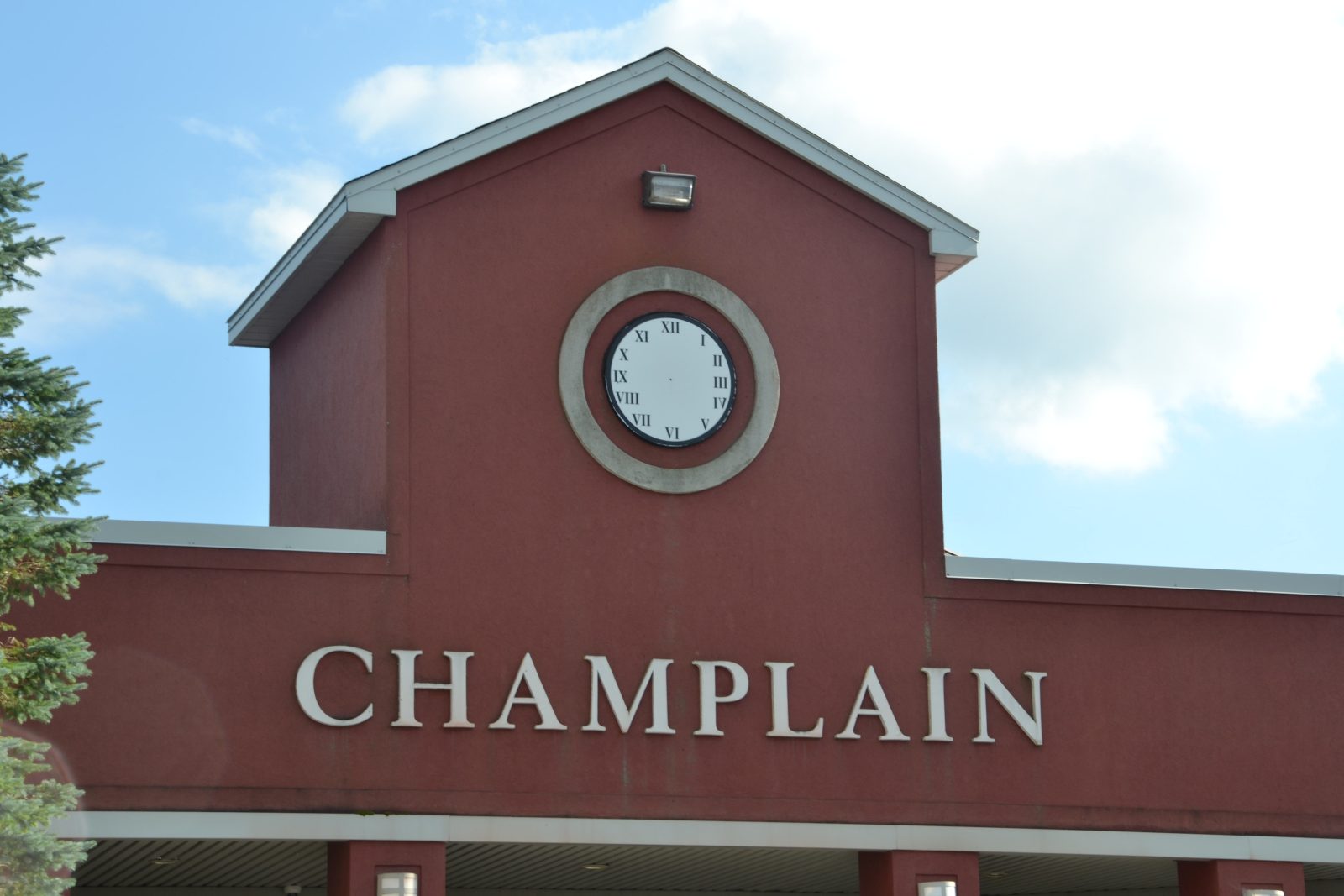 Les travaux de reconstruction nécessaires sont effectués sur le drain municipal de la rue Mill. Le canton de Champlain doit maintenant recueillir l'argent pour le coût des travaux.