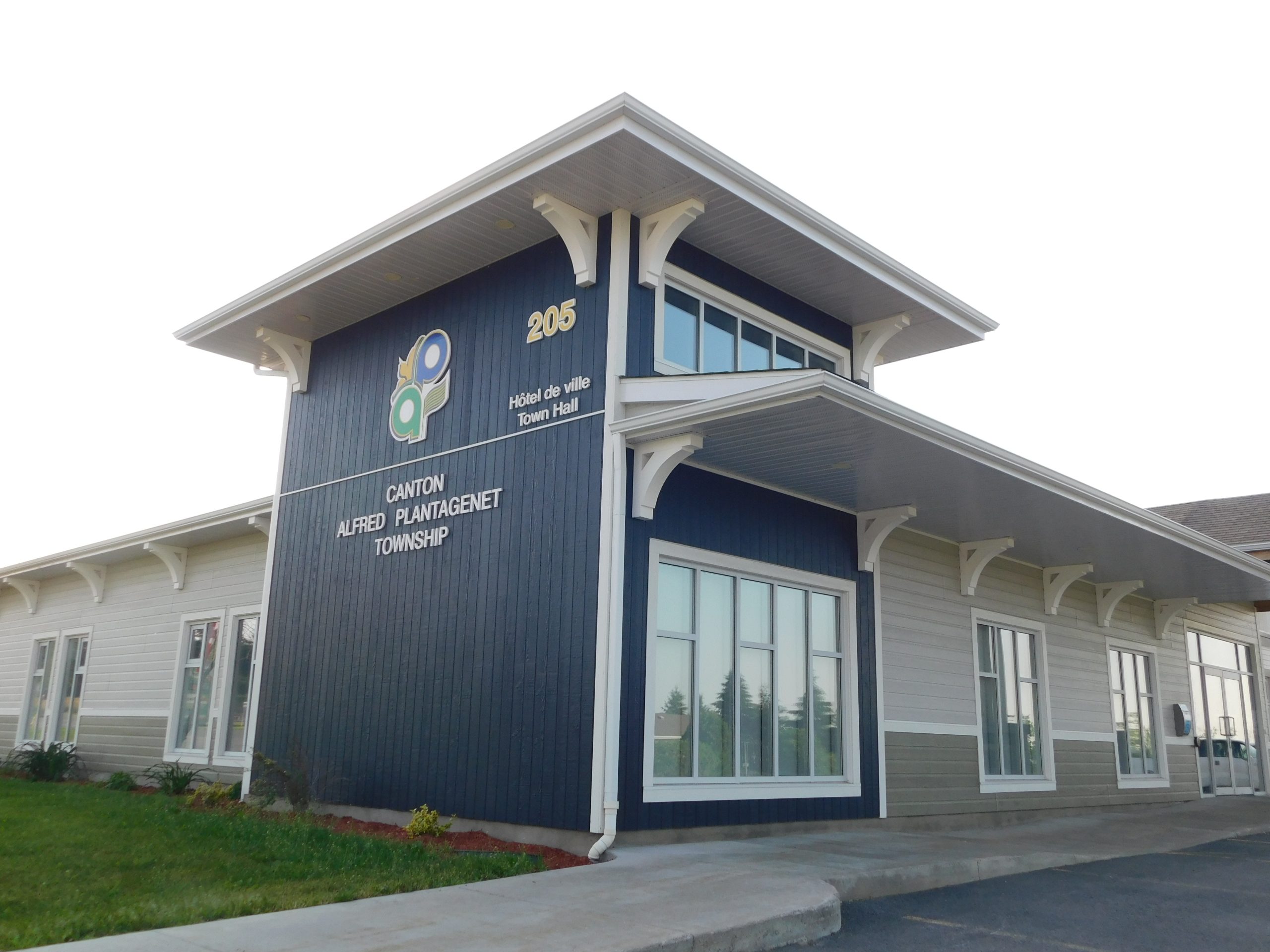 La propriété en question est située au 536, rue Concession, dans le village de Plantagenet. Le propriétaire du site souhaite que des changements soient apportés au zonage afin que la propriété soit qualifiée de résidence à haute densité - exception 21 (R3-21).