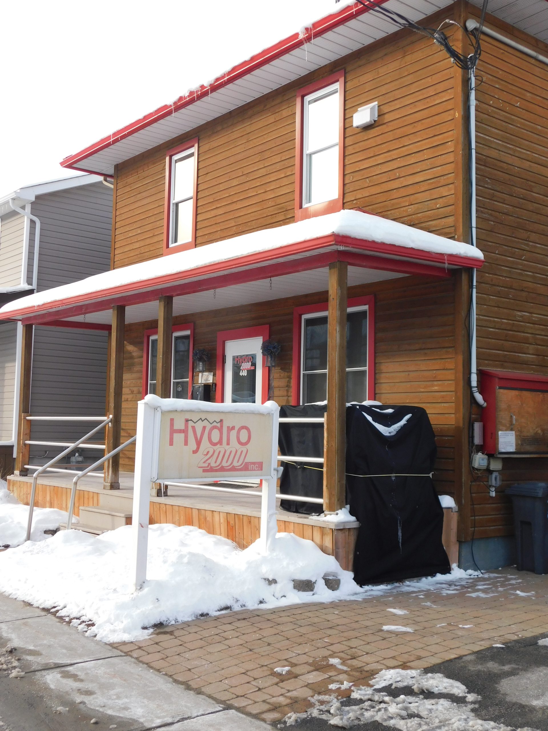 Hydro 2000, la société municipale de distribution d'électricité qui dessert les villages d'Alfred et de Plantagenet, cherche à obtenir un prêt unique de 250 000 $ pour faire face à ses dépenses d'exploitation et d'investissement actuelles. La corporation municipale prépare un nouveau plan budgétaire quinquennal qui sera soumis à l'approbation de la Commission de l'énergie de l'Ontario. Ce plan comprendra de nouveaux tarifs de service qui permettront à Hydro 2000 de rembourser le prêt et de fournir une source sûre de revenus pour les besoins futurs d'entretien et d'expansion.