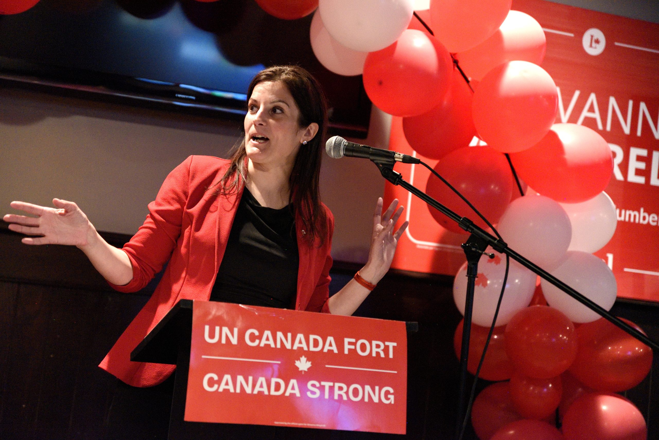 Giovanna Mingarelli, désormais députée libérale de la nouvelle circonscription de Prescott-Russell-Cumberland, s’est adressée à ses amis, à sa famille et à son équipe de campagne au Broadway Bar and Grill de Rockland le soir de l’élection. Mme Mingarelli est la première femme à occuper cette circonscription fédérale (anciennement Glengarry-Prescott-Russell). (Joseph Coppolino, EAP)