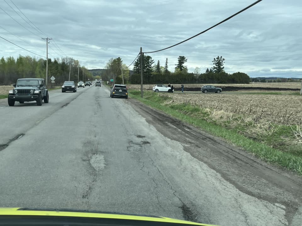 Plusieurs citoyens ont subi des crevaisons sur la route 344 à la sortie du village de Grenville la semaine dernière. (Photo page Facebook de Grenville)