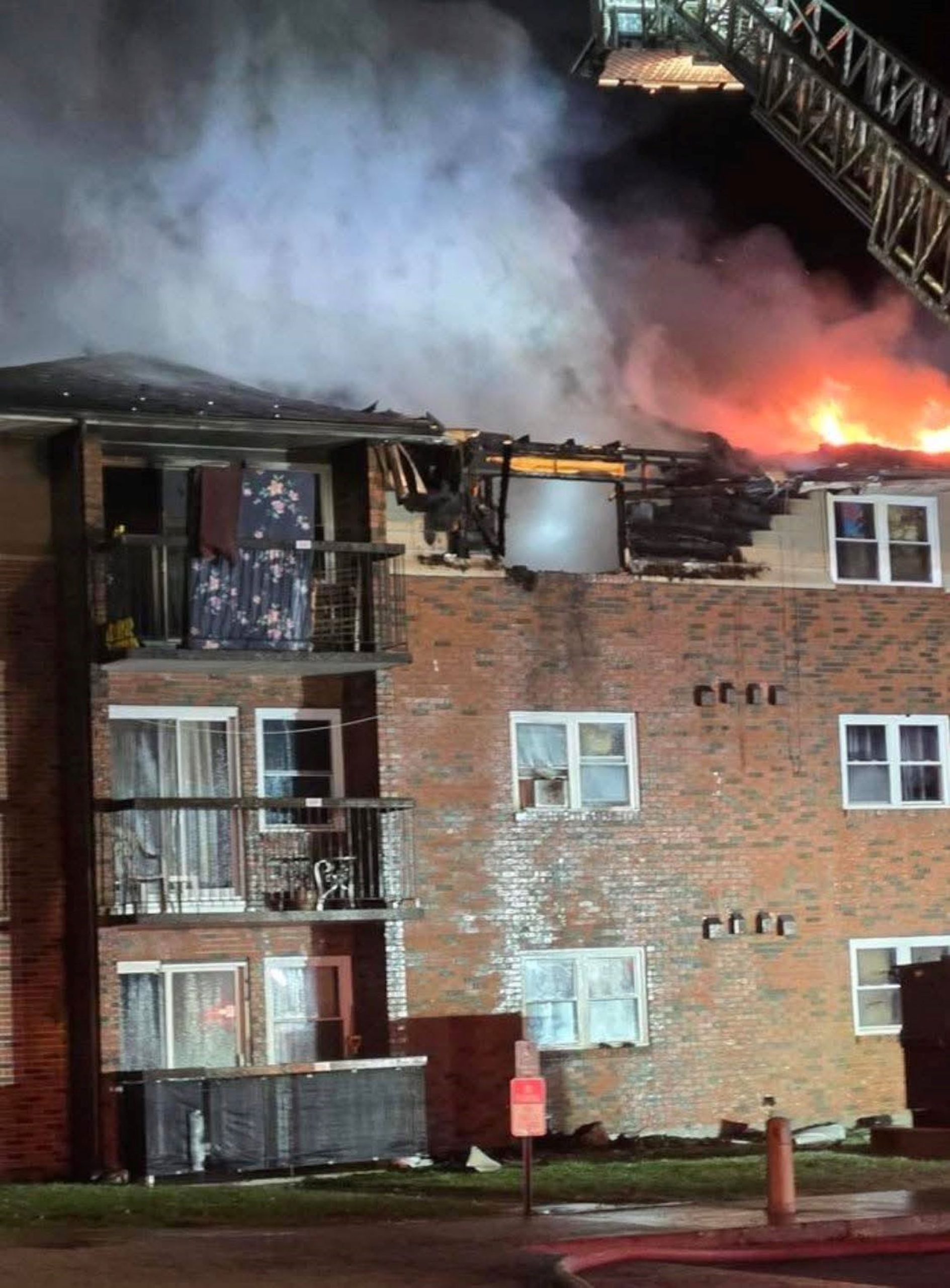 Un incendie survenu tard dans la nuit du 29 novembre dans un immeuble d'habitation situé sur l’avenue Portelance, à Hawkesbury, a laissé de nombreuses familles sans abri. La police a qualifié l'incendie de « suspect » et a ouvert une enquête pour incendie criminel.
