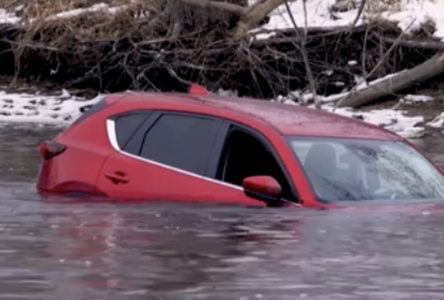 Une voiture tombe dans la rivière