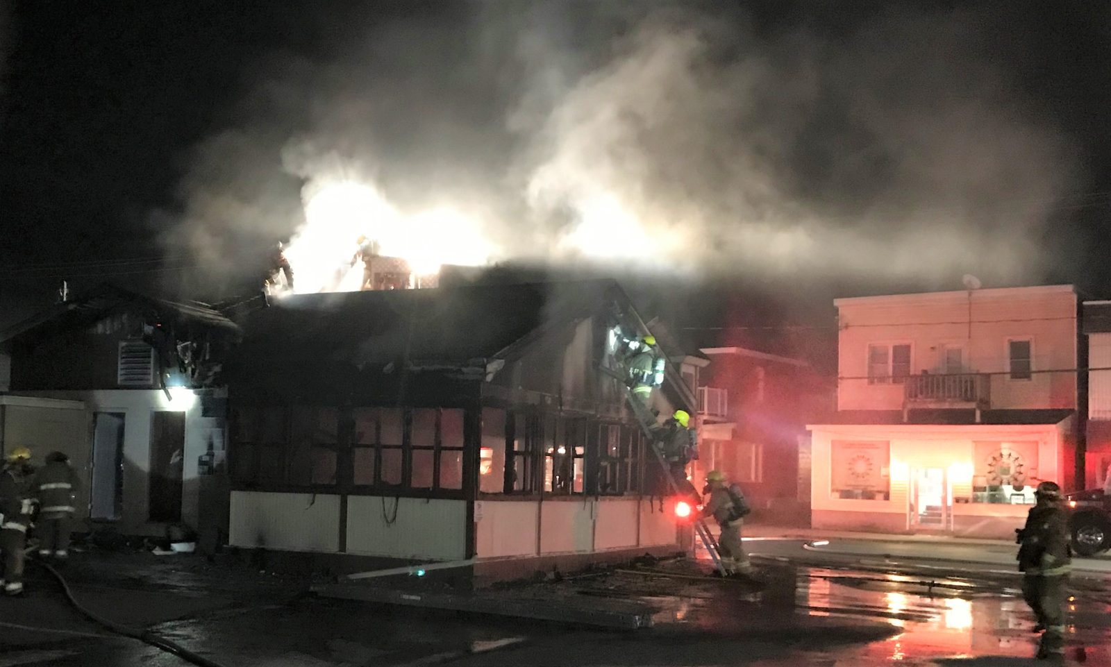 Le feu détruit Leduc Snack Bar