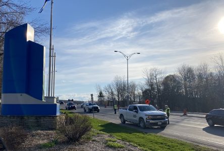 Le pont du Long-Sault surveillé des deux côtés de la rivière