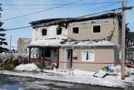 Le feu vole tout à une femme locale