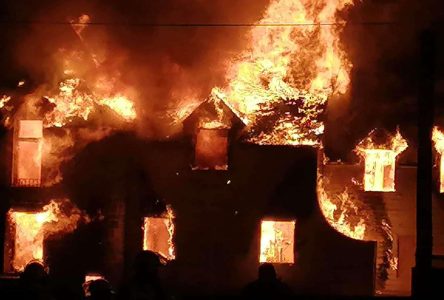 Le feu ravage une maison abandonnée