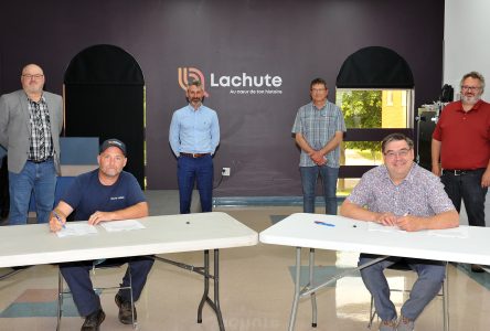 Lachute signe avec ses cols bleus