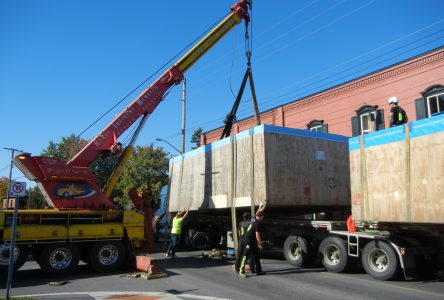 Oversized cargo blocks traffic in Vankleek Hill