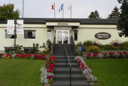 Grenville-sur-la-Rouge: élu par acclamation