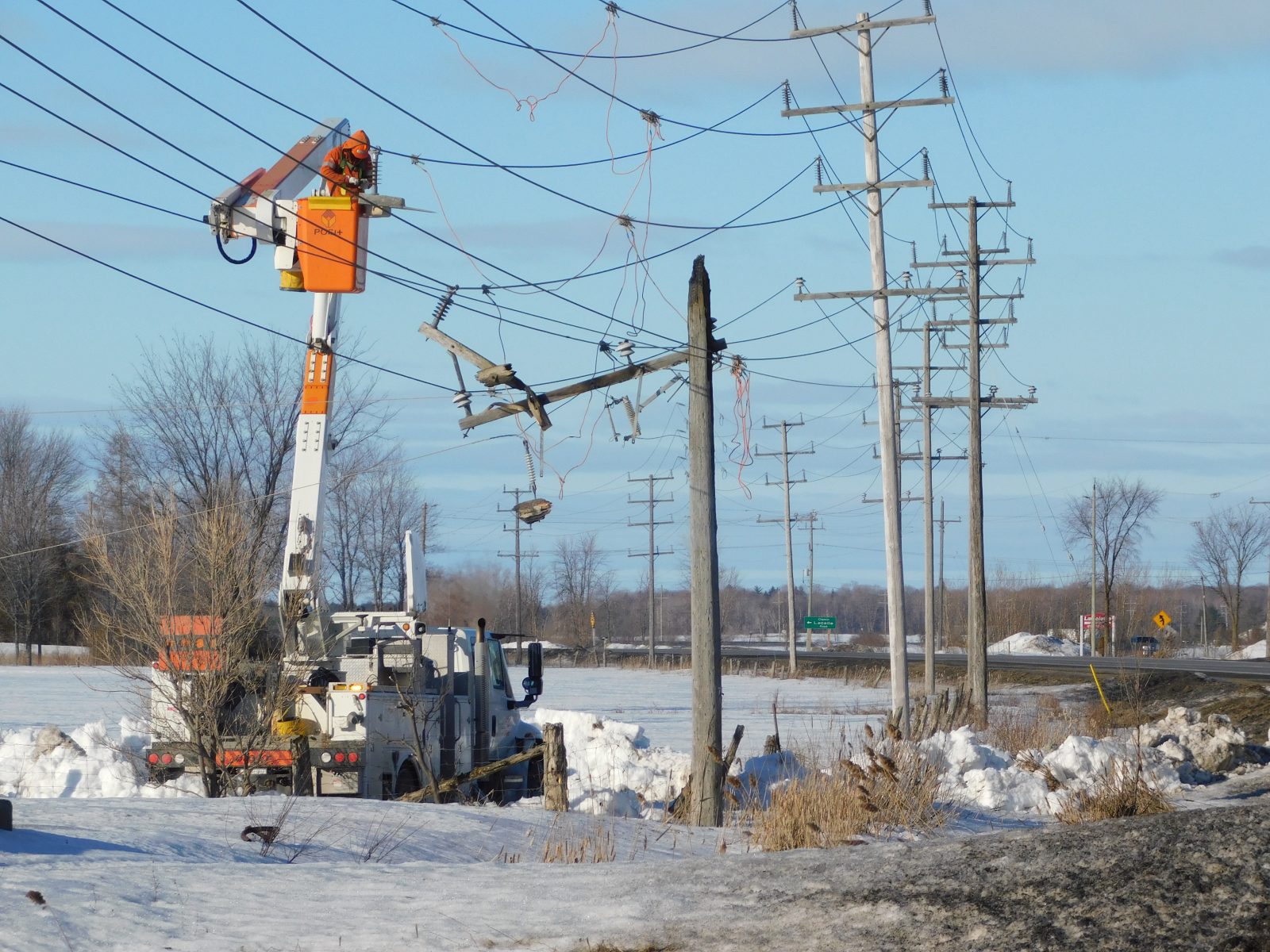 Hydro workers deal with power outage