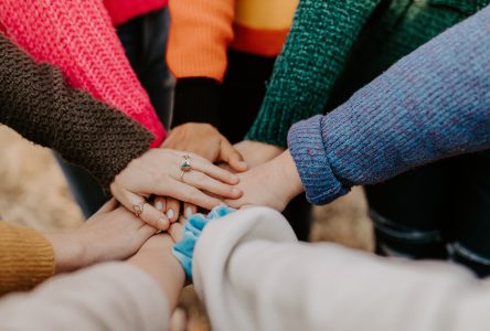 Des pistes pour que les communautés francophones passent de l’inclusivité à l’hospitalité