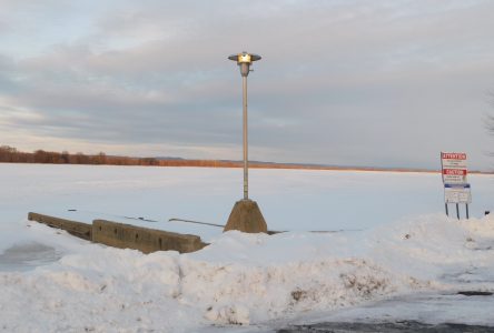 Un quatre-roues tombe dans la glace