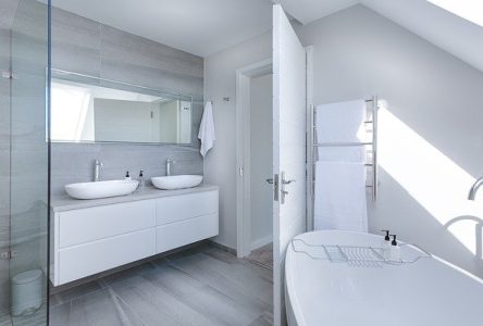 Comment rénover une salle de bains sans enlever le carrelage?