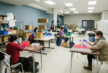 Des stagiaires qui prêtent main forte