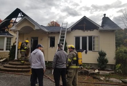 Véhicule récréatif et maison détruits par le feu