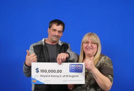 Un couple de St-Eugène célèbre son gain à la loterie