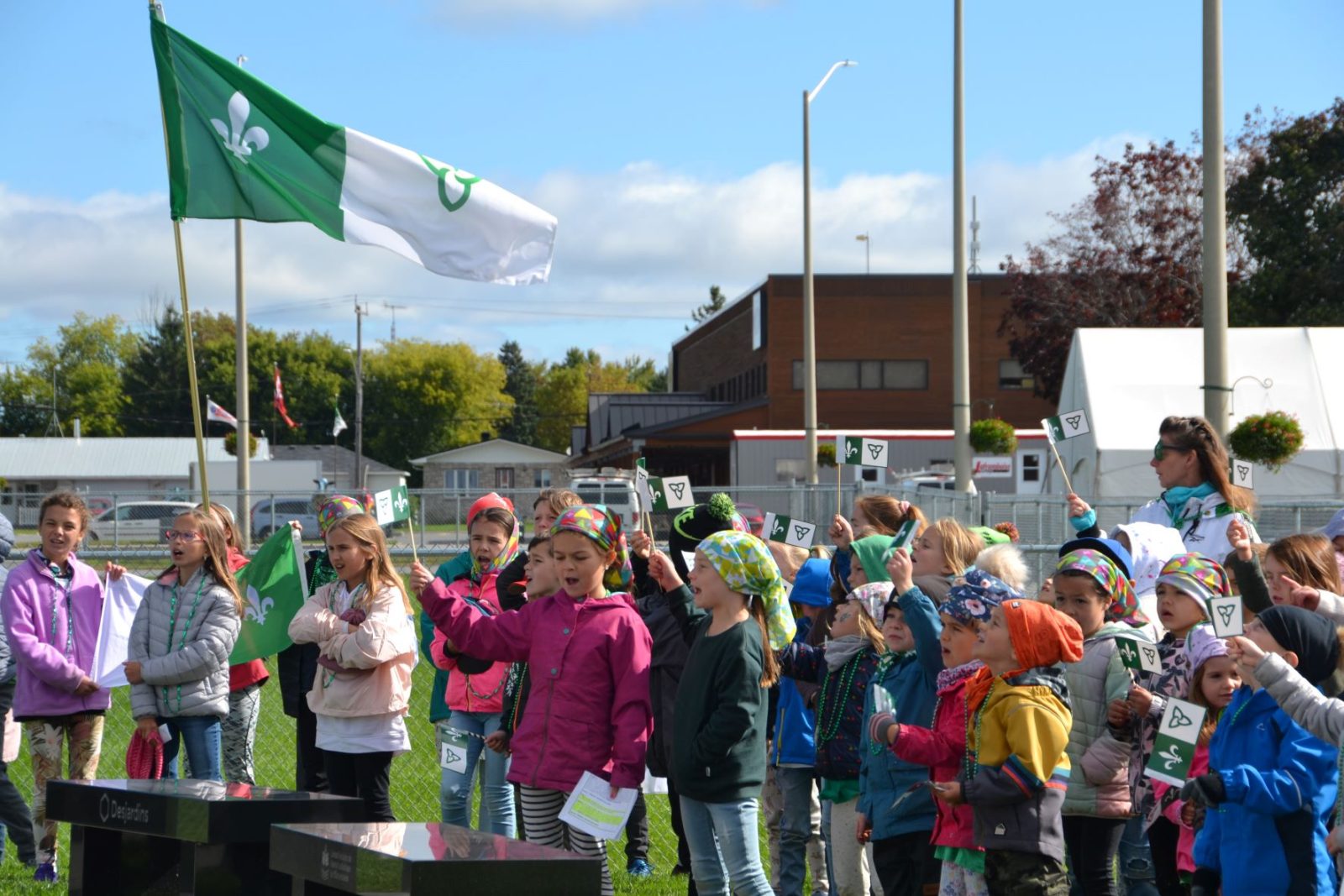 Les écoliers célèbrent le drapeau