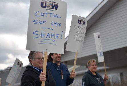 Pinecrest workers picket for sick days