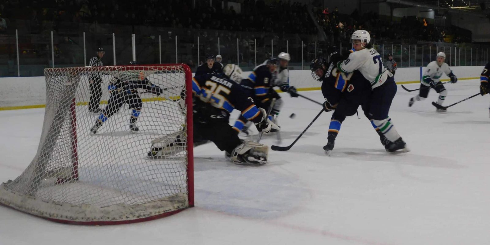 Les Hawks et les Wolves remportent des victoires dans les séries de la CCHL