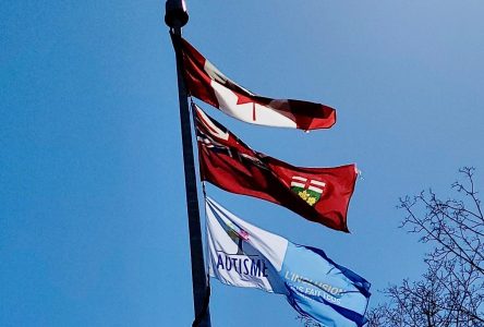 Le CSDCEO lève le drapeau pour la Journée de l’autisme