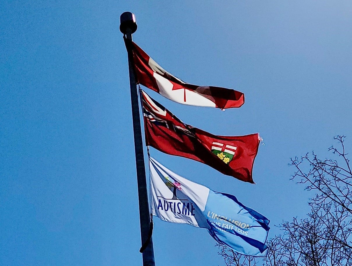 Le CSDCEO lève le drapeau pour la Journée de l’autisme