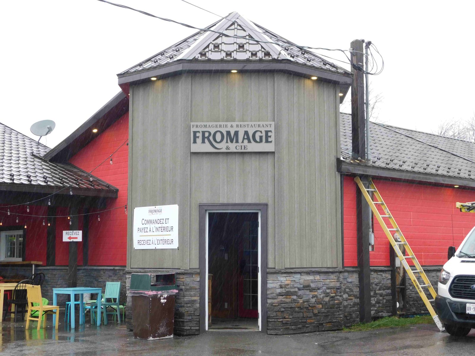 La propriétaire d’une fromagerie surprend les voleurs