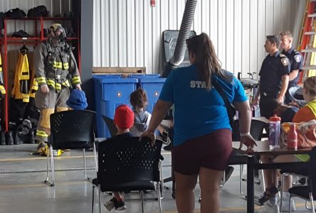 Rockland : les jeunes campeurs rendent visite aux pompiers