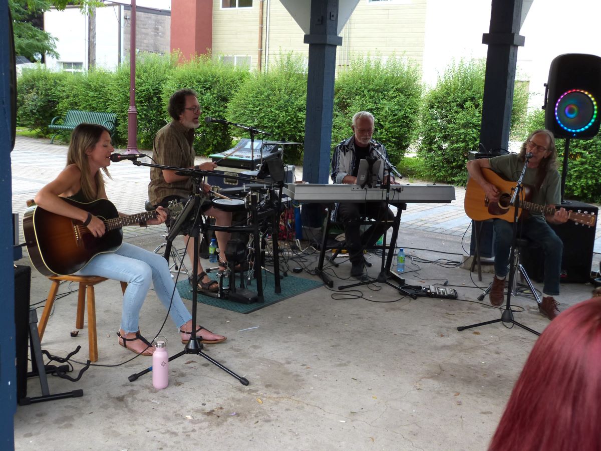 Le groupe Mojo en concert à Hawkesbury