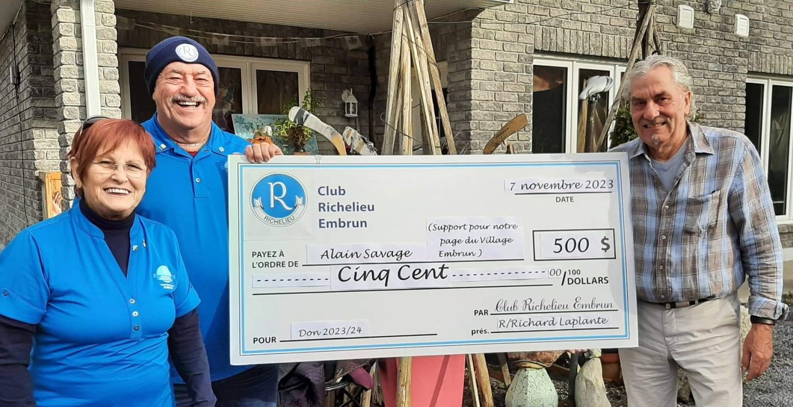 Le Club Richelieu fait un don de 500 $ au créateur d’Embrun – Notre Village