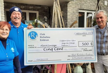 Le Club Richelieu fait un don de 500 $ au créateur d’Embrun – Notre Village