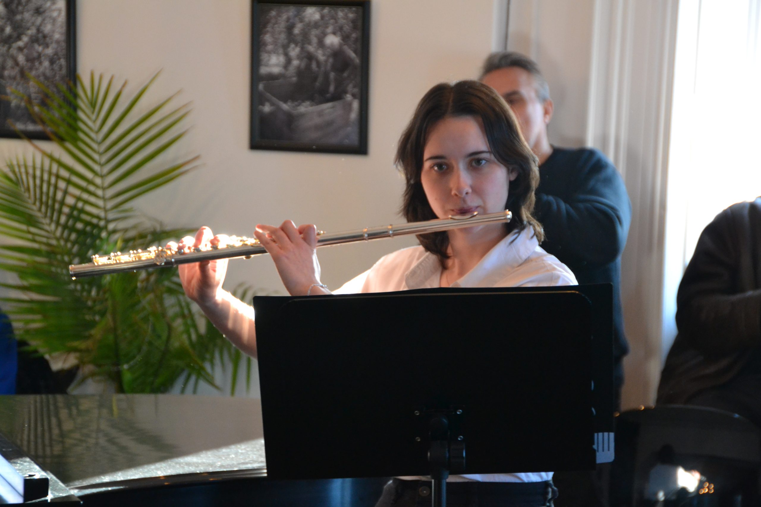 Maïté Poulin de Courval, élève de 12e année à l’École secondaire publique Le Sommet interprète une composition de Tristan Das Eiras à la flûte.