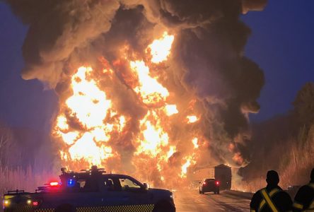 Incendie massif sur l’autoroute 50 après l’accident d’un camion-citerne