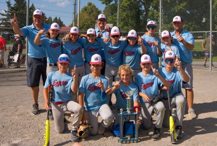 Les faiseurs d’histoire : L’équipe CRLL remporte le tournoi annuel de Kanata