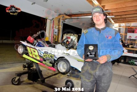 Rapide et furieux : un jeune coureur automobile transmet sa passion pour les voitures sur la piste de vitesse