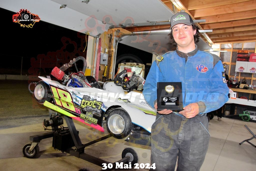 Rapide et furieux : un jeune coureur automobile transmet sa passion pour les voitures sur la piste de vitesse