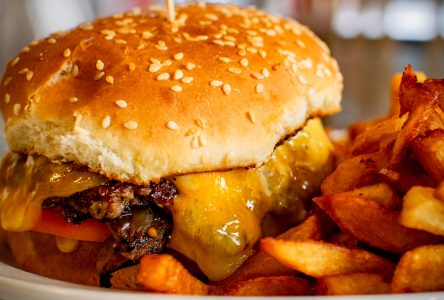 Fromagerie St-Albert offers up “VRAI” double cheesburger for United Way’s Novemburger