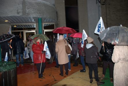 Les cols blancs lachutois feront la grève du zèle dès le 2 décembre